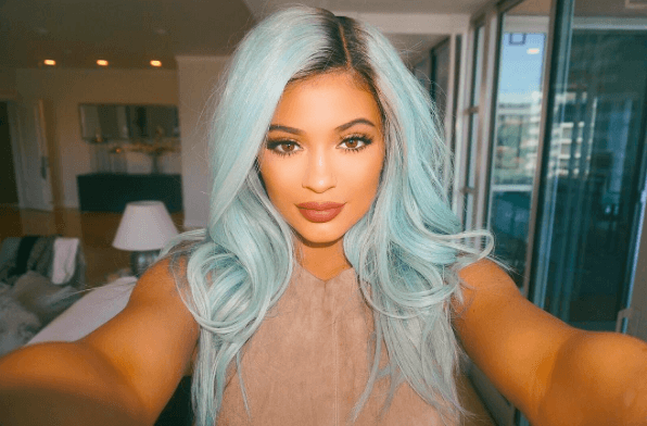  Kylie-Jenner-azul pastel 