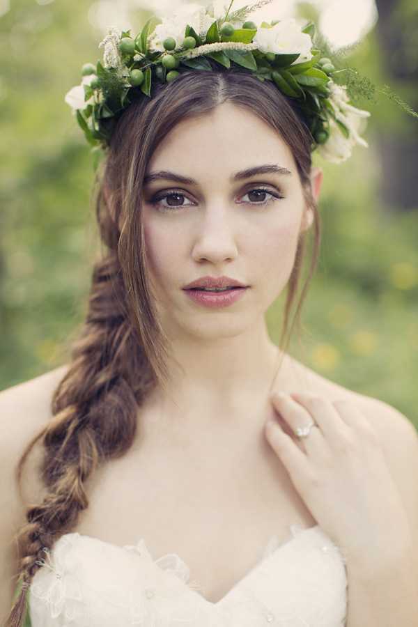 Los peinados de boda con las trenzas y las flores