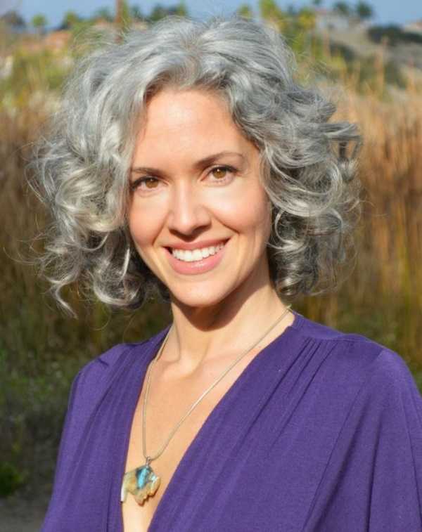 Inspirar a los estilos de cabello gris para las mujeres que tratan de 20.160.341